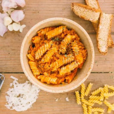 Fusilli al huevo con boloñesa de pollo y queso