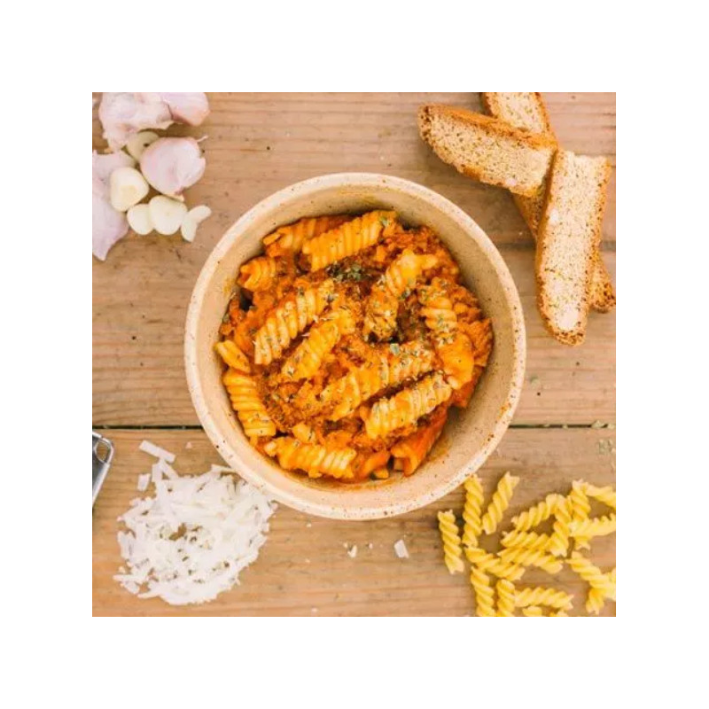 Fusilli al huevo con boloñesa de pollo y queso